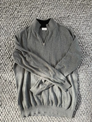 John Henric Zip - John Henric Half Zip säljs | Strl: M | Skick 9,5/10 | Inga skador eller defekter | Använd endast ett fåtal gånger | Hör av dig vid fler frågor! ✅