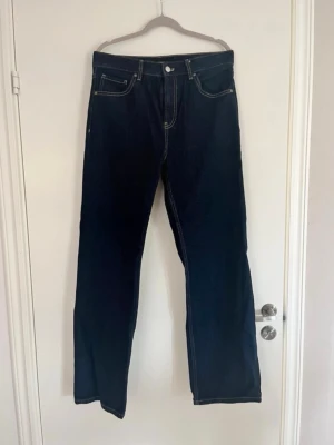Mörkblå raka jeans- MANGO - Säljer ett par mörkblå jeans med raka ben från MANGO i strl 38/m. Jag är 175 lång. Använda 1 gång