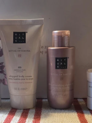 Rituals The Ritual of Sakura set - Säljer ett set från Rituals The Ritual of Sakura. Foaming shower gel,50 ml. Ultra nourising shower oil,75 ml.  Whipped body cream, 70 ml   doft ljus