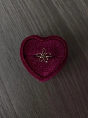 Guldfärgad ring med blomdesign - blomma ring i storlek 18,1mm, guldfärgad.