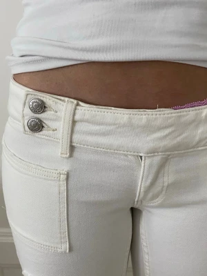 Snygga vita bootcut jeans - Säljer ett par vita bootcut jeans från Gina 14+. Jeansen är i storlek S och är använda ett fåtal gånger! 