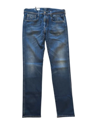 Replay Anbass Jeans - Säljer ett par klassiska blå jeans med raka ben och snygga slitningar framtill. Jeansen har fem fickor, kontrastsömmar och detaljerade bakfickor. Tillverkade i denim med en cool tvättad look som passar till det mesta.