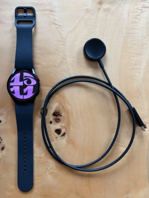 Samsung Galaxy Watch 6 (eSIM) - Säljer min Galaxy Watch 6, 40mm-modellen med LTE (eSIM) och Sapphire Crystal-glas. Spårlöst använd, inga repor eller märken – i princip som ny.  	•	Modell: SM-R935F, 40mm, LTE + GPS 	•	Fungerande eSIM – ring och surfa utan telefonen nära 	•	Original laddare medföljer 	•	Spårlöst använd, mycket gott skick  Går att prova innan köp. Hör av dig vid frågor!