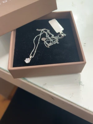 Silverhalsband med glittrande sten - Säljer nu Edblads ”crown necklace” i silver. Jättefint och elegant halsband som tyvärr aldrig kommit till användning då jag inte bär silversmycken. Lappen och asken är kvar🥰Priset diskuteras jättegärna!!