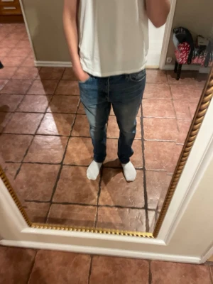 Blå raka jeans herr - Säljer ett par klassiska blå jeans från tiger of sweden med rak passform och normal midja. Jeansen har fem fickor och subtila slitningar för en avslappnad look. Storleken är W33 L30