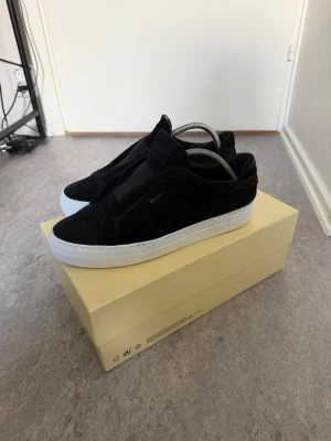 Axel Arigato skor - Axel Arigato skor som använts med kärlek och nu ska säljas, de rengjordes nyligen proffesionellt och är väldigt fina, hör gärna av er vid frågor. (Box ingår ej)