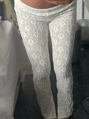 Vita spetsleggings från Zara - Vita populära spetsbyxor från Zara. Lågmidja och genomskinliga
