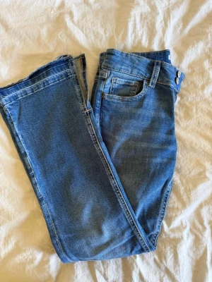Jeans - Lågmidjade bootcut jeans från Gina tricot med slits där nere 