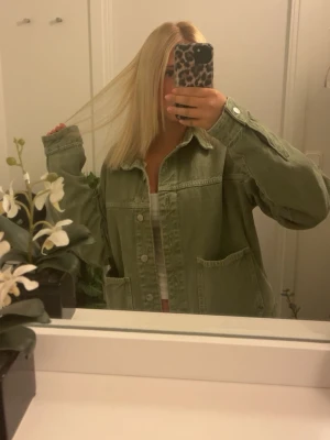 grön jeansjacka - Säljer min gröna jeans jacka ifrån Zara då ja inte använder den lika mycket