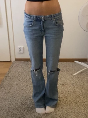 Bootcut jeans med hål - Snygga bootcut jeans med hål och medelhög midja.