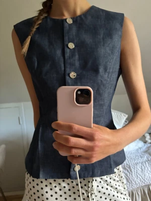 Mörkblå ärmlös Jeanstopp  - Superfin jeanstopp med silver detaljer från Zara, oanvänd!!
