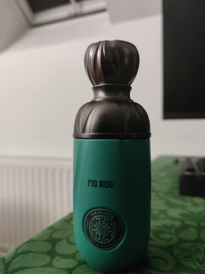 Paris Corner Perseviron Fig Hug - Paris Corner Perseviron Fig Hug, ca 80-85ml kvar av 100, svårt att avgöra. Fin och söt citrus/fikon/laktonisk doft, unisex