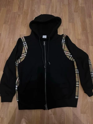 Burberry zip - Den är använd några fåtal gånger men inga tecken på användning. Säljer pågrund av att jag inte använder den längre så annars bara den ligger och skrotar sig.  Några frågor eller funderingar gärna fråga!