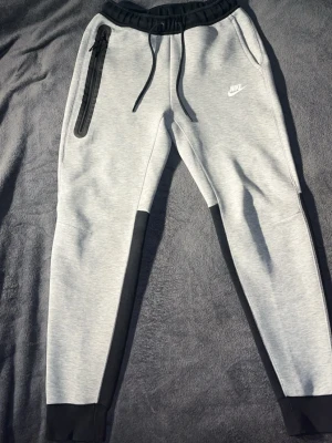 Nike Tech Byxor - S - Nike tech byxor - S Med stor dragkedja bandet vid midjan har tappat lite färg