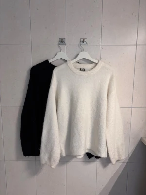 Stickade tröjor i mohair blandning från Bik Bok (2-pack) - Tröjorna har varit väl omhändertagna och är i mycket bra skick. Bägge tröjorna ingår i priset.