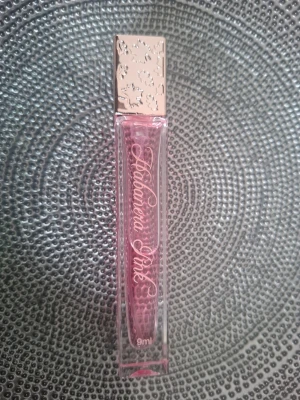 Habanera Pink parfym 7ml - Rymmer 9 ml och är perfekt att ha med i väskan!Toppnoter är svartpeppar, bergamott och mandarin; hjärtnoter (eller mellannoter) är apelsinblom, jasmin sambac och röda frukter; basnoter är kola, ambra och musk.