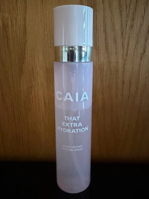 CAIA That Extra Hydration Setting Spray - Återfuktande setting spray från CAIA. 