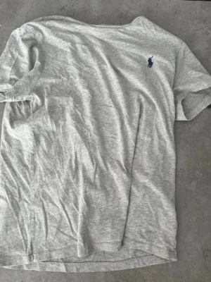 Ralph Lauren T-shirt - Klassisk grå  från Polo Ralph Lauren med liten broderad logga på bröstet. Modellen är custom slim fit.