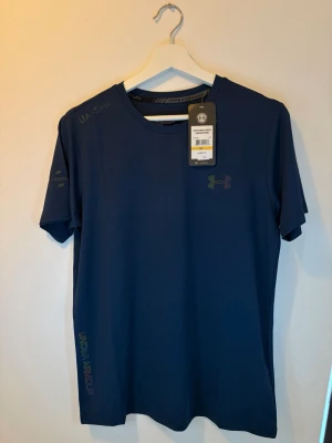 Blå under armour tshirt - Säljer ett helt ny tränings-Tshirt från Under Armour. Perfekt till sommaren, tveka ej på att höra av dig!