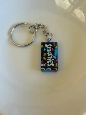 Nyckelring smarties  - Nyckelring som jag satt ihop själv 💕