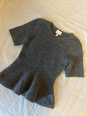 Grå stickad topp från H&M - Jättefin kortärmad stickad tröja! Den är perfekt att använda på hösten!🌷