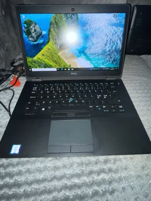 Svart Dell Latitude bärbar dator - Säljer en svart Dell Latitude bärbar dator med stilren design och matt finish. Tangentbordet har blåa detaljer och stor touchpad. Skärmen är bred och ramen är tunn. Perfekt för studier, jobb eller gaming. Laddare medföljer.