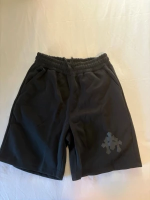 Chrome Hearts shorts - •Skick: 10/10, helt ny • Storlek: M • lite liten i storlek, kanske passar storlek S också. (öppen för bud 💬)  Skicka DM för fler bilder eller info! 🫱🏾‍🫲🏽