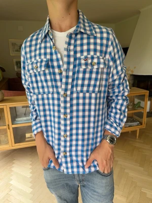 Hollister flanel overshirt skjorta herr vintage rutig - 💙 Hollister flannel overshirt i fint skick. Tidlös rutig modell som fungerar både som skjorta och lätt jacka. Enkel att matcha året runt. Snabb frakt! #hollister #flannel #overshirt #flannelovershirt #skjorta #rutigskjorta #preppy #casual #streetwear #vintage #herr #unisex #mode #vinted #fynd #M #M. Passar dig som är 173-187cm