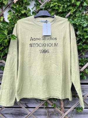 Ljusgrön långärmad tröja Acne Studios - Ljusgrön långärmad tröja från Acne Studios med tryck 'Acne Studios STOCKHOLM 1996' på bröstet. Tröjan har en avslappnad passform och är tillverkad i mjukt bomullsmaterial. Perfekt för en cool och enkel stil.