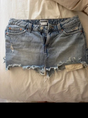 Jeans kjol - Superfin jeanskjol från weekday i storlek 36, använd ett fåtal gånger och tvättad en gång, behövs nog strykas men annars superfint skick