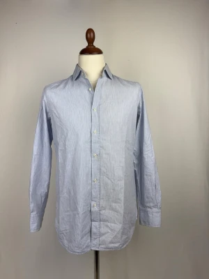 Massimo Dutti Skjorta - 🌸 INFO OM PLAGGET 🌸  ☑️ Märke: Massimo Dutti ☑️ Storlek: Medium ☑️ Färg: Blå-Vit ☑️ Skick: ⭐⭐⭐⭐⭐  ✨ Detaljer: ☐ Inga hål ☐ Inga fläckar ☐ Nytvättad ☐ Rökfritt hem ☐ Djurfritt hem  📏 Passform: ☑️ Normal   📦 Skickas snabbt. 💬 Skriv gärna om du vill ha fler bilder eller mått. 🤍 Paketrabatt vid köp av flera annonser. 🌟 Titta gärna på mina andra annonser!