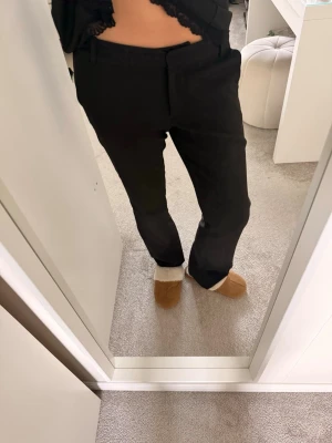 Svarta kostymbyxor från BikBok💗 - Snygga svarta kostymbyxor från BikBok i rak modell. Byxorna är sparsamt använda men lite noppriga på benen💕Kan skicka fler bilder om så önskas och tveka inte på att höra av er 🤗