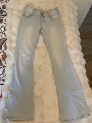 Low waist jeans  - Supersnygga lågmidjade jeans som är skitnajs i midjan med tre knappar!💕💕😍 Säljer för att de blivit lite för korta på mig som är 169 cm. 😢Står ej storlek, men skulle säga att de är i storlek S! Skriv för frågor💕