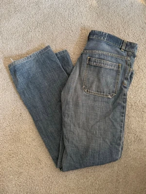 Blå raka jeans med snygga fickor - Ett par klassiska blå jeans med rak passform och snygga fickor. Jeansen har en ljus och avslappnad tvätt. Innerbensmått och midjemått finns på bilderna men skriv gärna vid fler frågor 💗