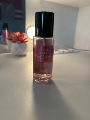 Victoria's Secret Pure Seduction mist 75 ml - Victoria's Secret parfym i doften Pure Seduction. Det är cirka 75% kvar av parfymen💕😊