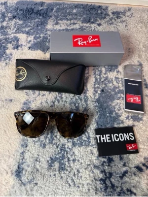  Ray-Ban solglasögon  - Säljer ett par Ray-Ban solglasögon med leopardmönstrad båge och bruna glas. Klassisk och trendig modell som passar perfekt till sommaren. Kommer med originalfodral och putsduk. Riktigt snygga detaljer och ikonisk Ray-Ban logga på glaset.