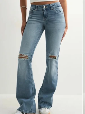  Low waist perfect bootcut jeans - Säljer ett par ljusblå lågmidjade bootcut jeans från Nelly,. De är i strl 32 men skulle säga att de passar 34 också då de är stretch. Nypris 699:-, mitt pris 399:-