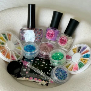Stort nail art-paket med glitter, stickers & dekorationer! - Rensa i nagelsamlingen! Säljer ett fint paket med olika nail art-tillbehör, perfekt för dig som gör gel-, akryl- eller vanliga lackningar hemma.  Paketet innehåller bland annat: - Glitter i flera färger - Caviar beads/mikropärlor - Fimo-dekorationer i hjul - Nail stickers (blommor, hjärtan m.m.) - Stjärnpaljetter och andra dekorationer - Dotting tool och tillbehör  De flesta produkterna är sparsamt använda och i fint skick. Säljs endast som paket.      📦 Skickas snabbt