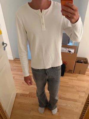 Henley longsleeve  - Säljer en vit henley longsleeve från anovoir size large men skulle säga att den sitter perfekt för medium också lite beroende hur man vill att den ska sitta.