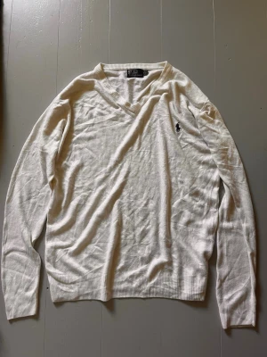 Ralph lauren sweater  - En fet tröja från Ralph lauren, den är xxl men sitter som XL. Inga defekter på tröjan, näst intill nyskick 