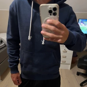 Mörkblå Pier One hoodie  - Hoodie från Pier One storlek S, i väldigt bra skick hör gärna av er, fraktar inom 24 timmar
