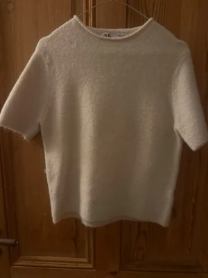 Vit stickad topp från Zara - Beige stickad topp från Zara, mjuk och i väldigt bra skick, använd några få gånger .