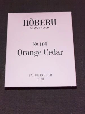 Nõberu Orange Cedar parfym - Säljer en helt ny parfym från Nöberu då den inte riktigt kommer till användning  En riktigt uppfriskande och fin unisex doft med tydliga noter av blommor och inslag av apelsin  50ml, endast använd 1 gång så i princip helt full  Kan användas året runt. Både för tjejer och killar