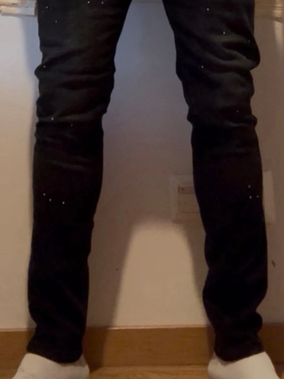 Mörkblå slim fit jeans med stänk - 1