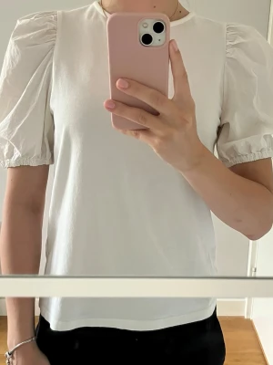 H&M topp med puffärm vit - H&M topp med puffärm vit/offwhite S.               Använd flera gånger, lite missfärgad. Skriv om du har prisförslag.