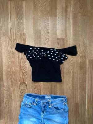 Polka dot top - Prickig svart vit top i storlek S 