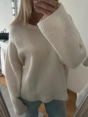 Stickad tröja - Säljer min fina stickade tröja från Gina! Den är lite nopprig på insidan