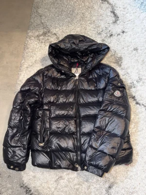 Svart vinter jacka  - Svart vinter jacka håller en varm med stil. Inte Änvänd så mycket 