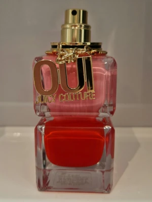 Juicy Couture Oui Parfym 50ml - Mängd enligt bild 2. Har tyvärr inte kvar lock eller kartong. Fräsch blommig doft. Säljer då jag har för många parfymer.