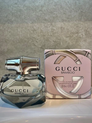 Gucci Bamboo Eau de Parfum 30ml - Säljer en autentisk Gucci Bamboo Eau de Parfum i en elegant, kristallklar glasflaska. Den var en present men passade inte mig så endast öppnad och provad. Kvitto och originalförpackning finns med. Perfekt för dig som gillar exklusiva och feminina parfymer